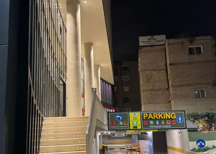 Golden Tower Center 公寓